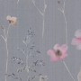 Grau-rosa Vliestapete mit zarten Blumen und Blätterranken. Dekorative Tapete mit floralem Muster.