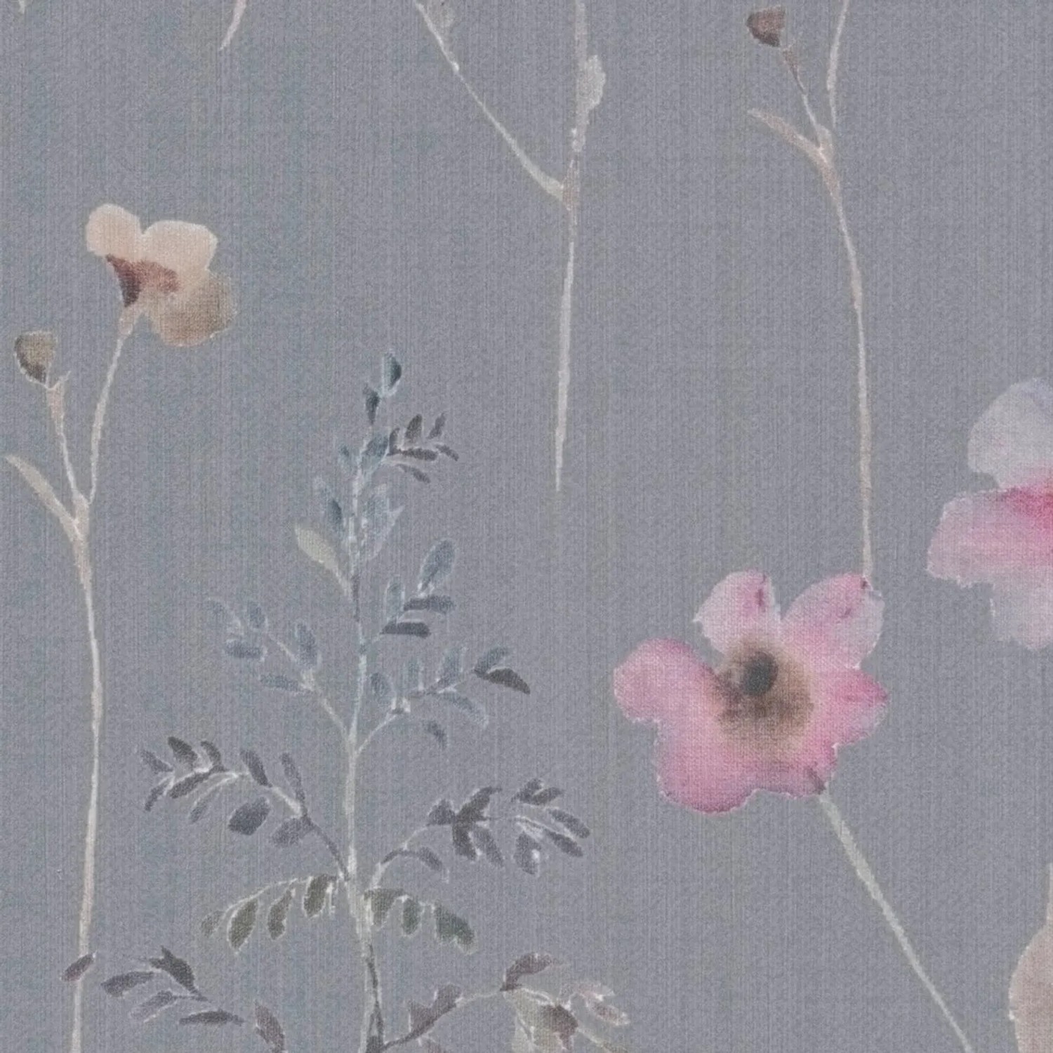 Grau-rosa Vliestapete mit zarten Blumen und Blätterranken. Dekorative Tapete mit floralem Muster.