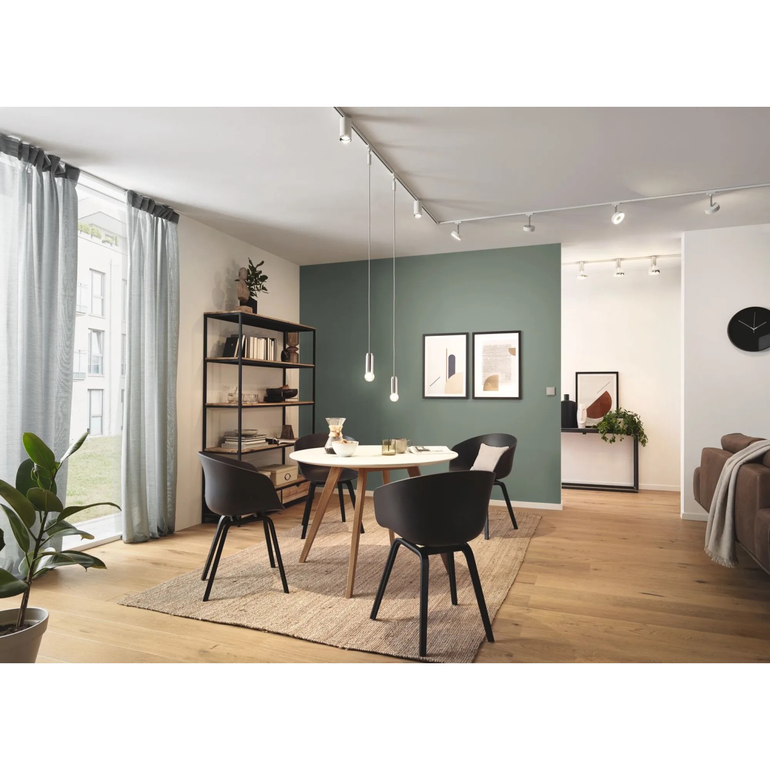 Paulmann URail Pendelleuchte in Signalweiß über Esstisch mit LED-Schienensystem.