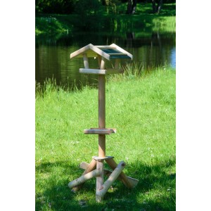 Dobar Vogelhaus Piet mit Ständer aus FSC®-Holz im Garten, naturbelassen.