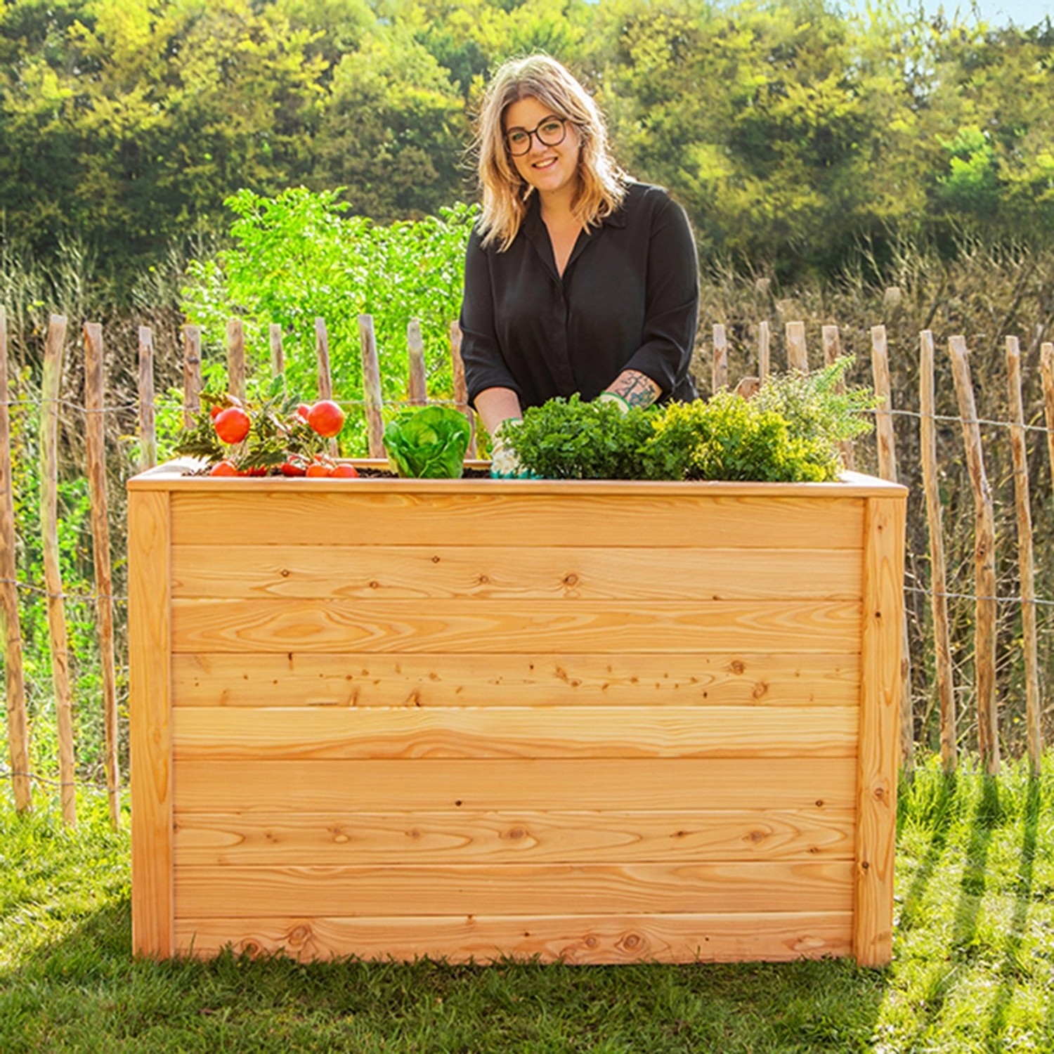 Westmann Hochbeet aus Lärche (130x65x84cm) mit Bepflanzung im Garten.