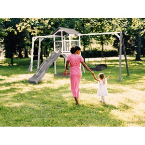 Axi Beach Tower Spielturm mit Rutsche, Klettergerüst und Nestschaukel im Garten.