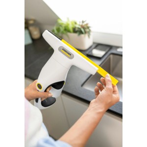 Kärcher Fenstersauger mit gelber 25 cm Abziehlippe aus Silikon, die von Händen eingesetzt wird. Für streifenfreie Fenster.