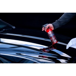Nigrin Ceramic-Detailer Performance 750ml in Anwendung auf einem schwarzen Autolack.