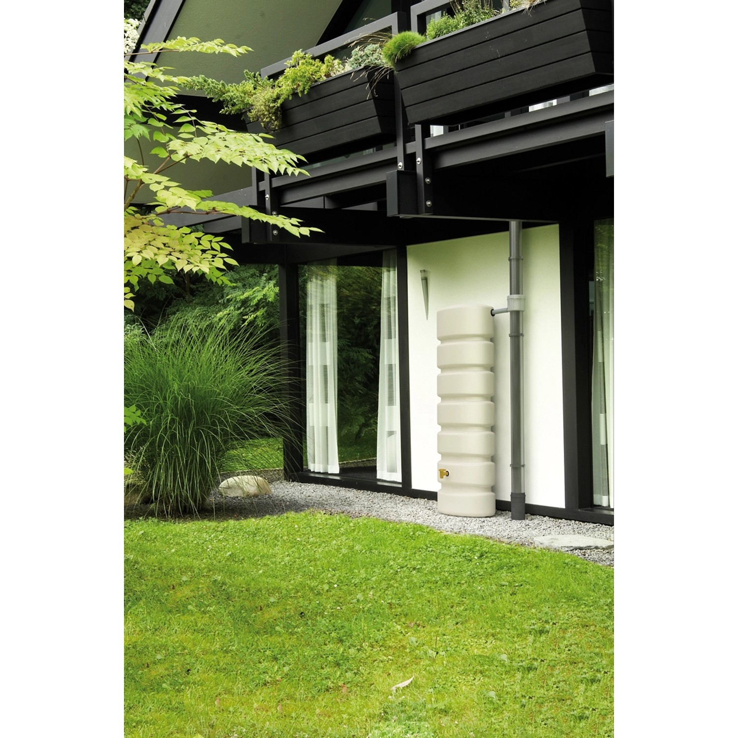 4rain Wandtank Classic 650 l in Sandbeige vor Hauswand. Regenwassertank zur Gartenbewässerung.