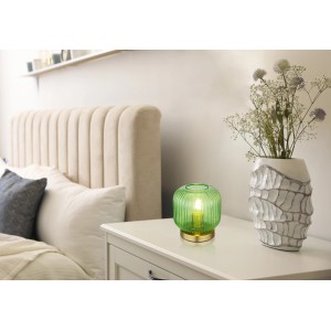 Grüne Globo Tischlampe Normy mit Metallsockel auf Nachttisch. Design-Tischleuchte.