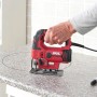 Skil Stichsäge 4530AA in Rot/Schwarz im Einsatz beim Sägen eines Kreises in eine Arbeitsplatte.
