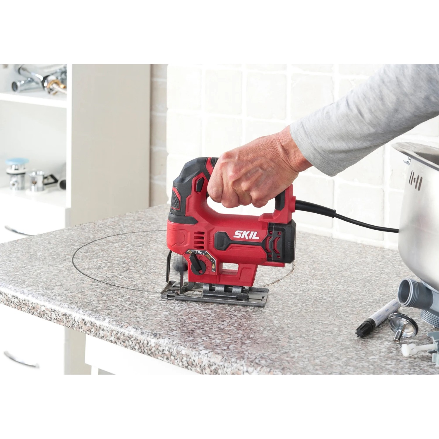 Skil Stichsäge 4530AA in Rot/Schwarz im Einsatz beim Sägen eines Kreises in eine Arbeitsplatte.