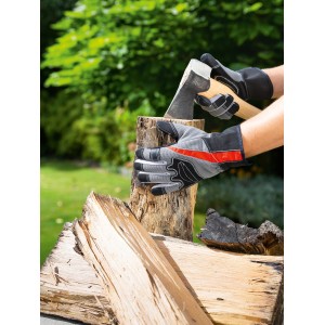 Arbeitshandschuhe mit Silikon-Benoppung in Schwarz-Grau beim Holz hacken.