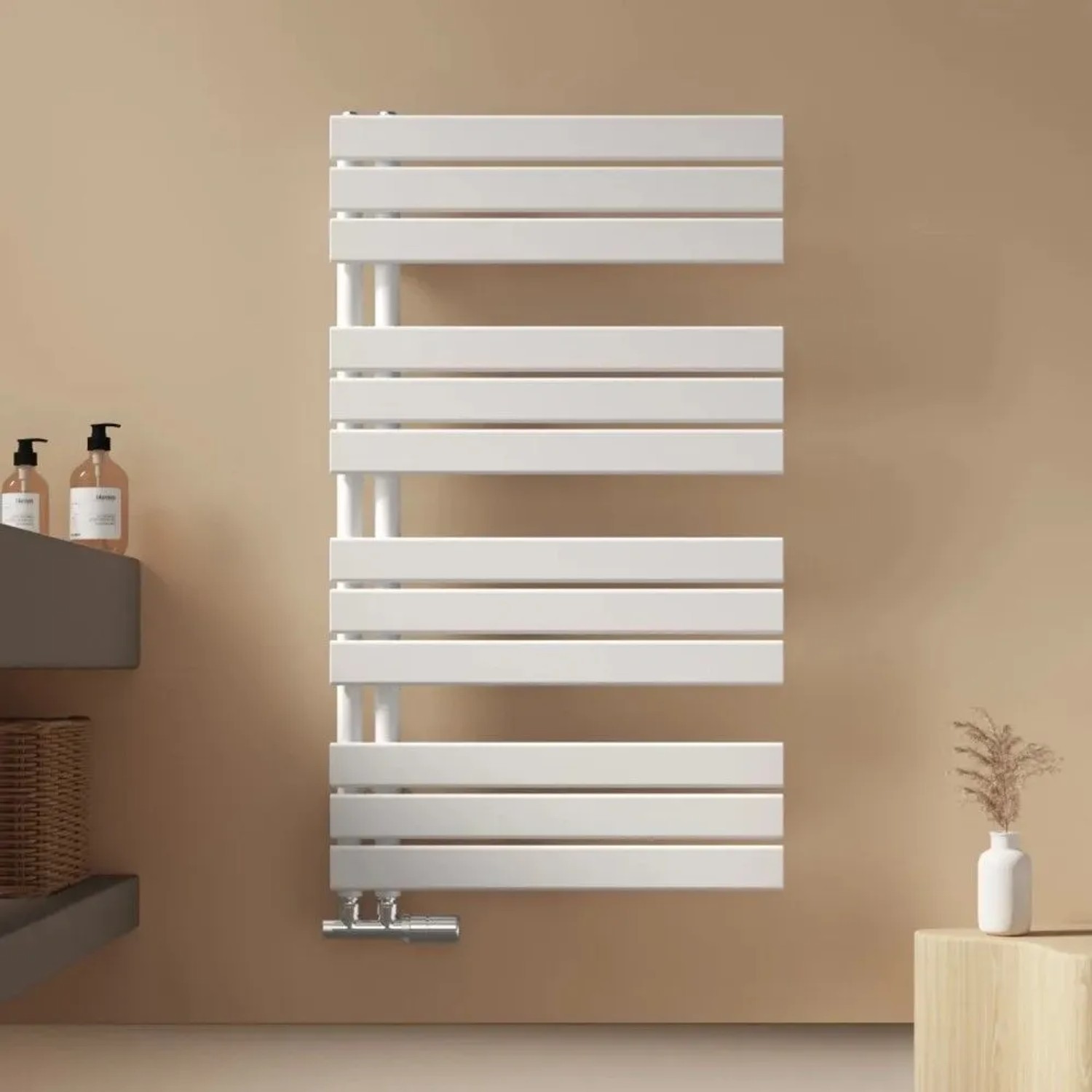 Weißer Emke Badheizkörper 100x60cm als Handtuchwärmer im modernen Bad. Flacher Stahl-Handtuchtrockner, vertikal montiert.