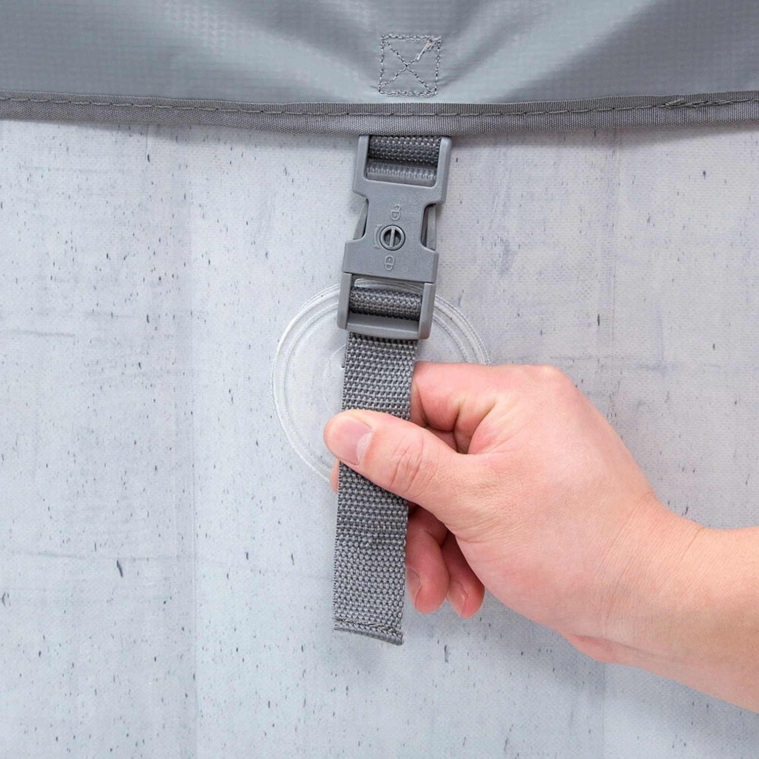 Detailaufnahme: Abdeckung des Home Deluxe Whirlpool Splash mit Verschluss.