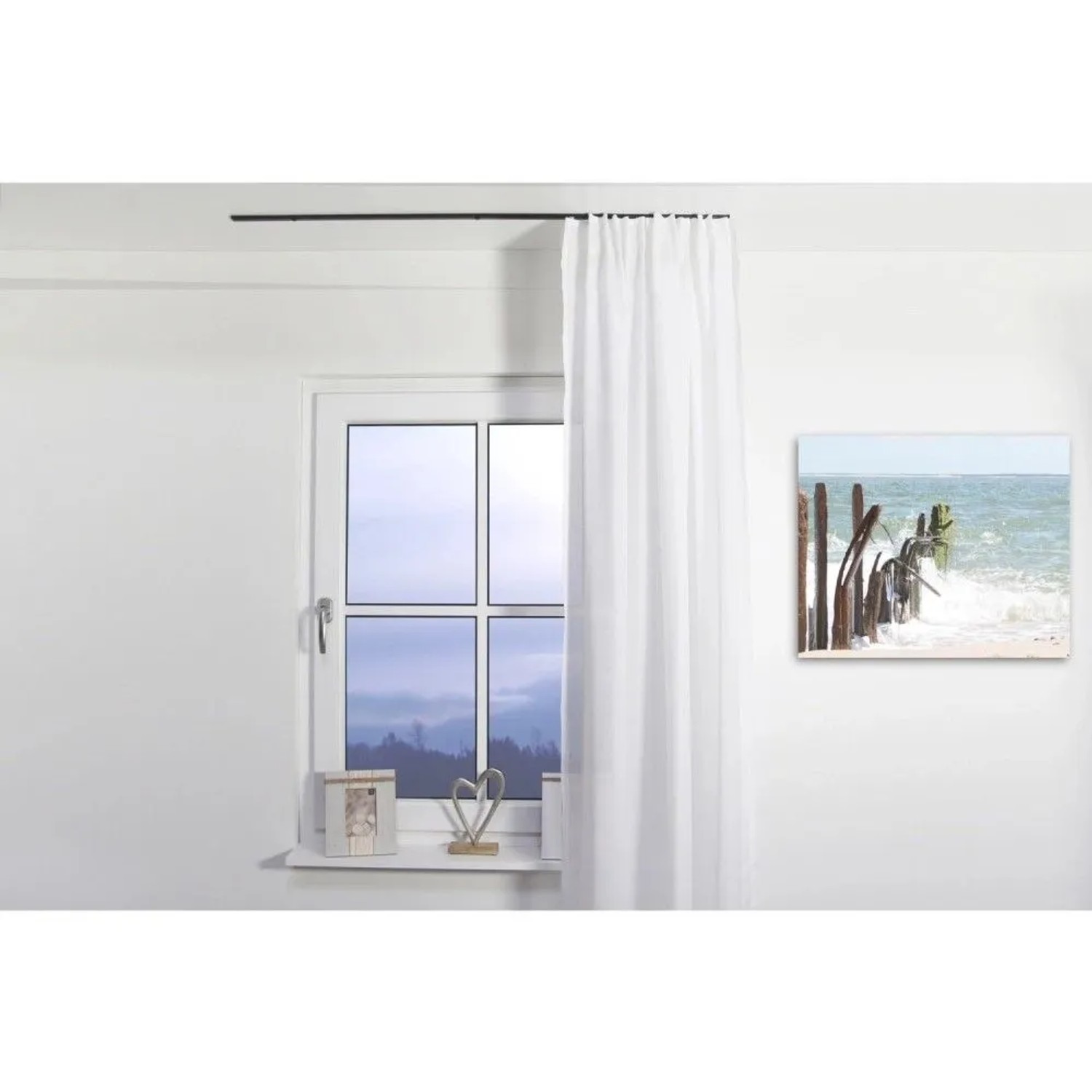 Schwarze 1-Lauf Gardinenschiene zur Deckenmontage über Fenster mit weißem Vorhang. Moderne Deko für Wohnräume.