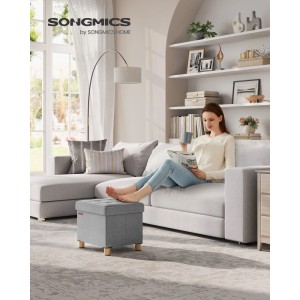 Songmics Sitzhocker Melisa, hellgrau, mit Stauraum, im Wohnzimmer als Fußablage genutzt.