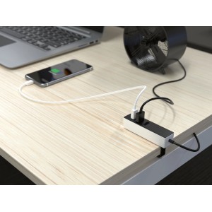 3-in-1 USB-Adapter Ladegerät, weiß-grau, mit angeschlossenen Geräten auf einem Schreibtisch.