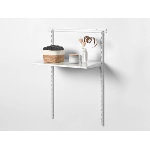 Weißer Stahl-Fachboden (60x30,5x1,7 cm) mit Deko an einer weißen Wand.