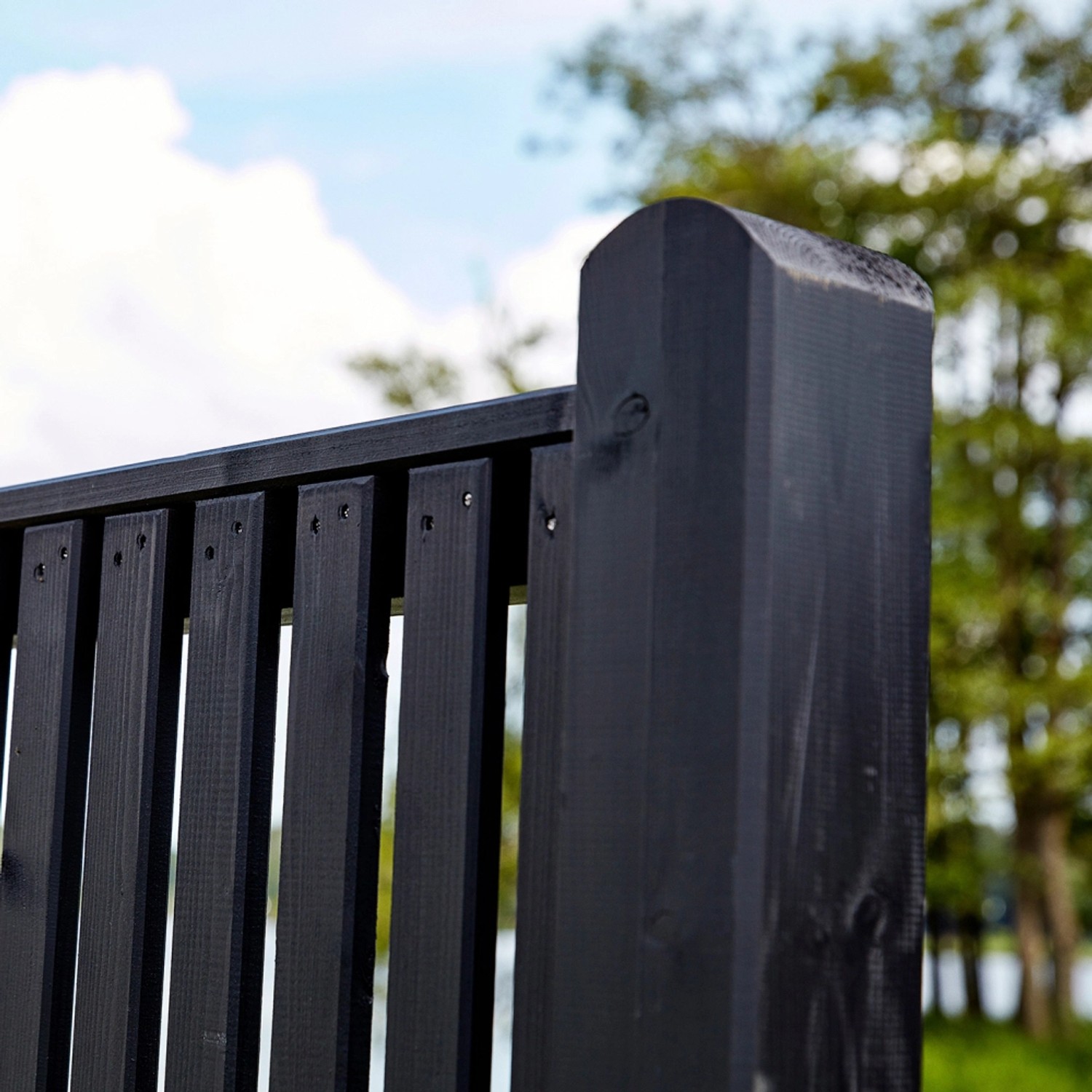 Detailaufnahme: Schwarzer Sichtschutzzaun Sendai aus Nadelholz, 180x180 cm. Zeitloses Design für den Garten.
