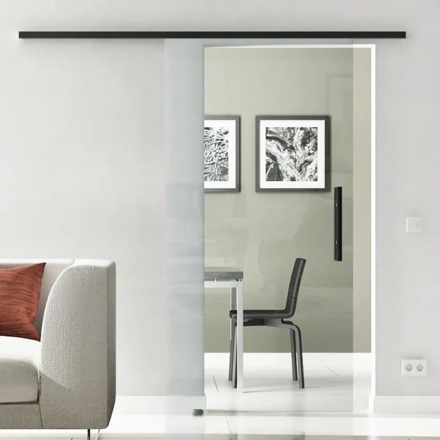 Levidor Glasschiebetür Klarglas, schwarz, mit Stangengriff und Schiene, in modernem Wohnraum. Platzsparend.
