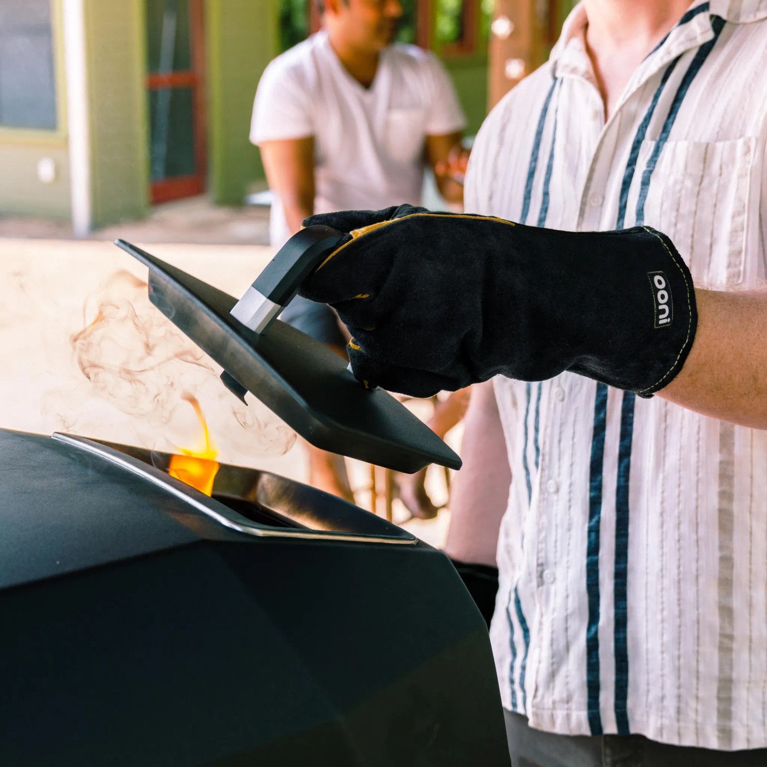 Ooni Hitzebeständige Handschuhe beim Grillen mit Pizzaofen im Einsatz.