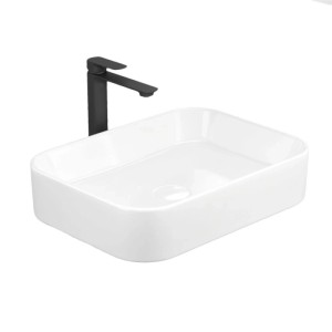 Emke Aufsatzwaschbecken aus weißer Keramik, rechteckig, mit abgerundeten Ecken und schwarzer Armatur.
