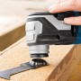 Bosch Professional GOP 55-36 Multicutter im Einsatz beim Sägen von Holz.