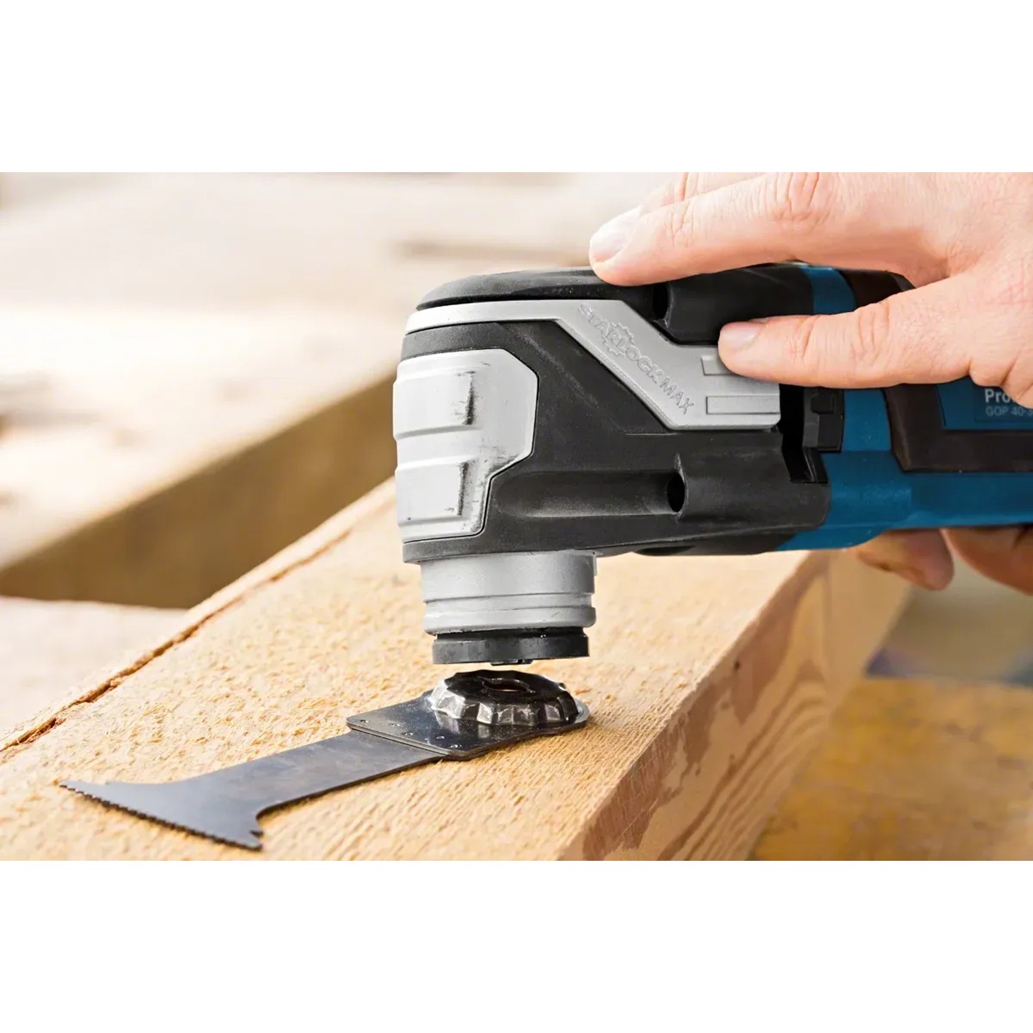 Bosch Professional GOP 55-36 Multicutter im Einsatz beim Sägen von Holz.
