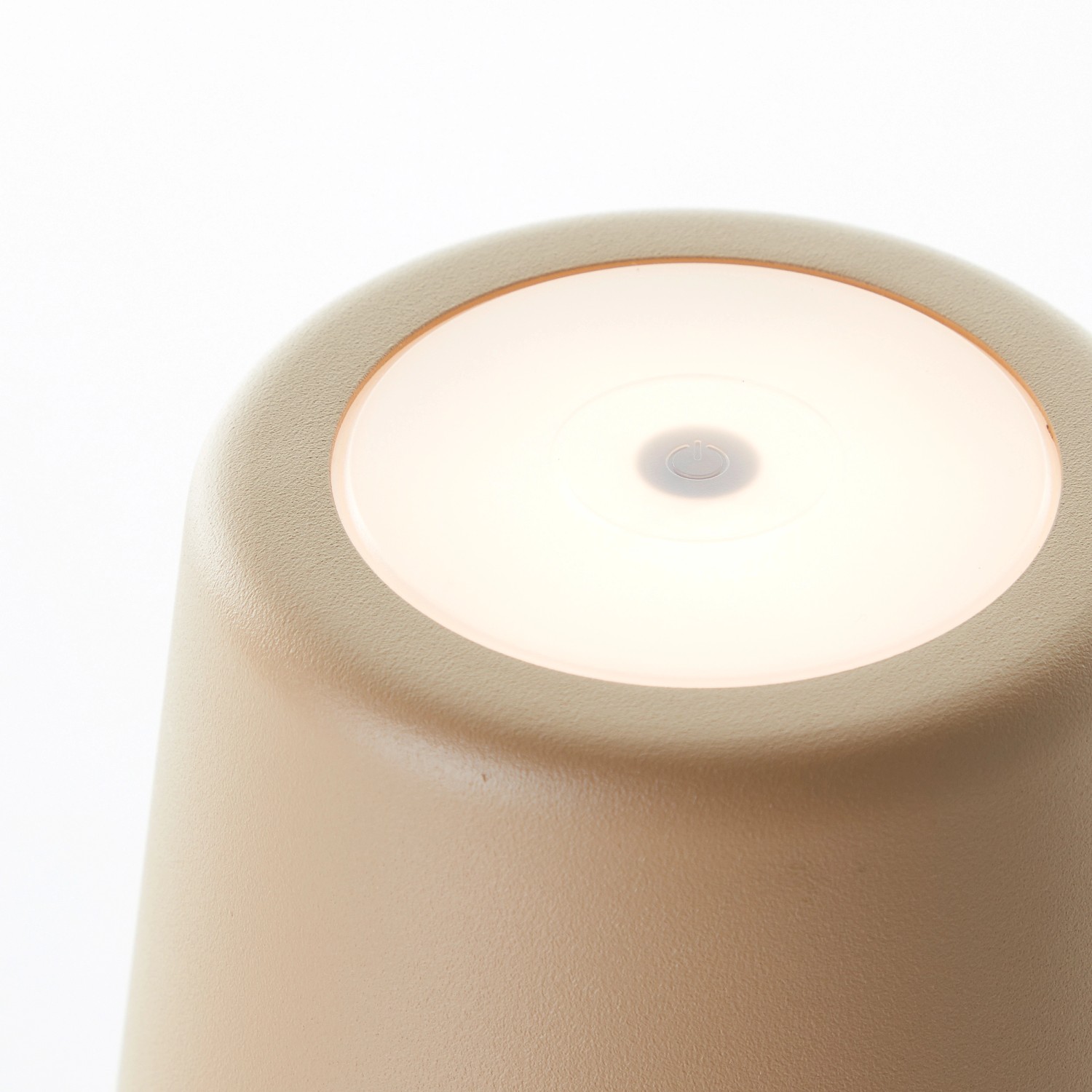 Nahaufnahme: LED-Tischleuchte Kaami, 37 cm, Cappuccino Matt. Dekorative Außenleuchte mit warmem Licht.