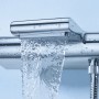Grohe Thermostat-Wannenarmatur Grohtherm 2000 mit XL-Wasserfall im Betrieb.