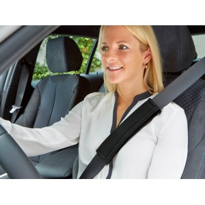 Frau im Auto mit schwarzem OBI Gurtpolster Set für mehr Komfort und Schutz.