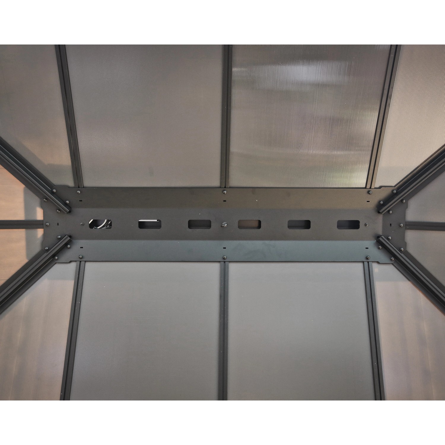 Detailaufnahme des anthrazitfarbenen Palram Canopia Dallas Garden Pavillons: Aluminiumrahmen und Doppelstegplatten.