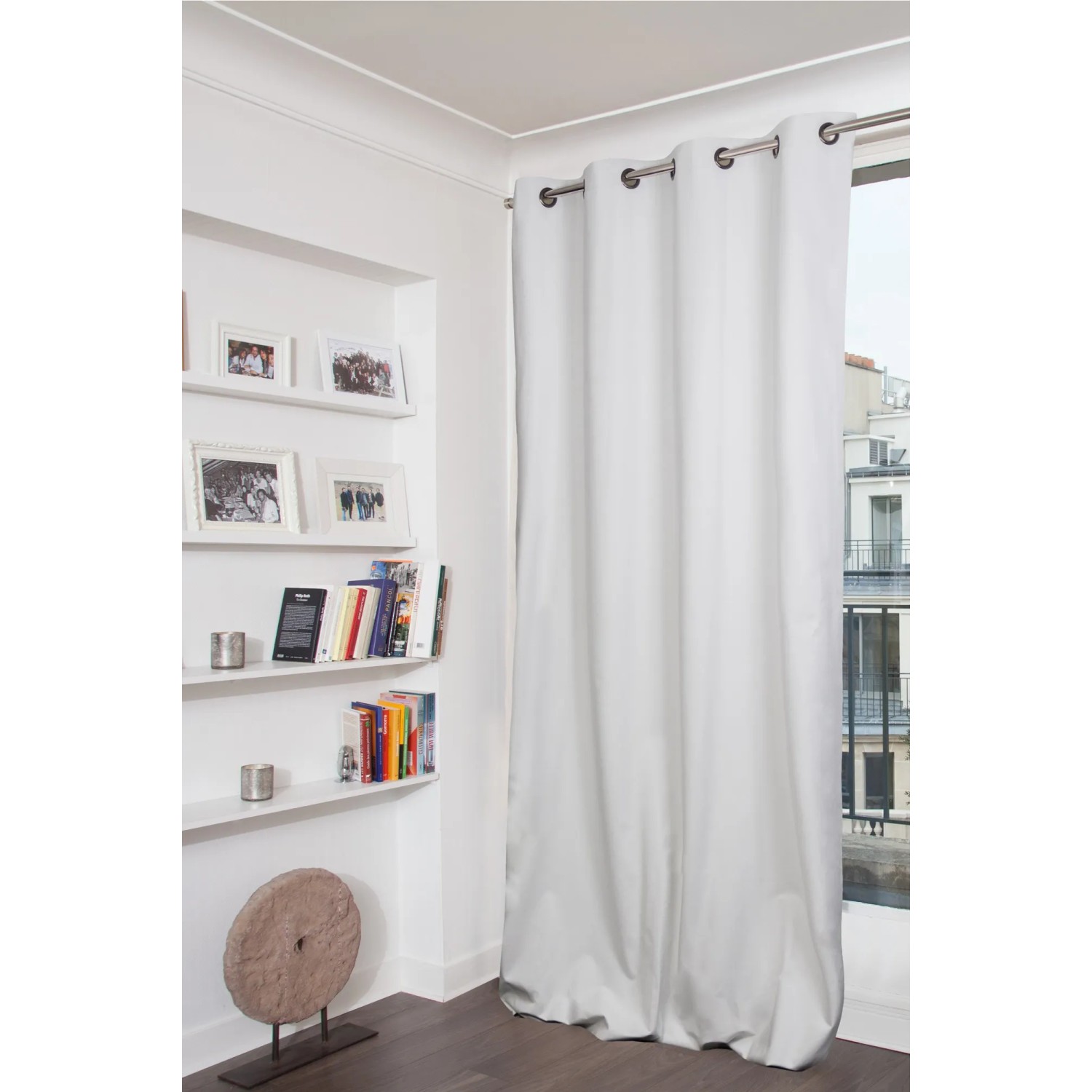 Weißer Moondream Verdunklungsvorhang (250x135 cm) mit Ösen vor Fenster.