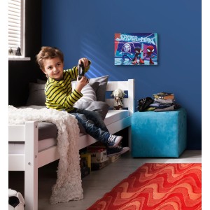 Komar Keilrahmen Spiderman Glowy Spideys, 30x40 cm, im Kinderzimmer an blauer Wand.