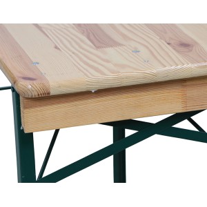 Detailansicht der Fun Star Festzeltgarnitur: Tischplatte aus Kiefernholz, Gestell aus grünem Stahl.