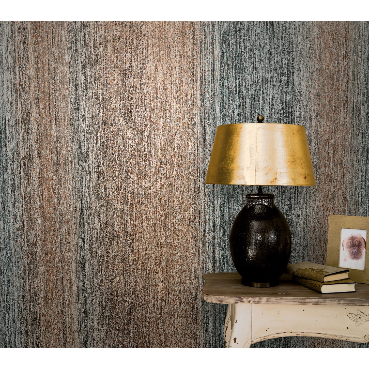 Marburg Vliestapete Vintage Deluxe mit Streifen in Kupfer und Struktur, neben einer Lampe