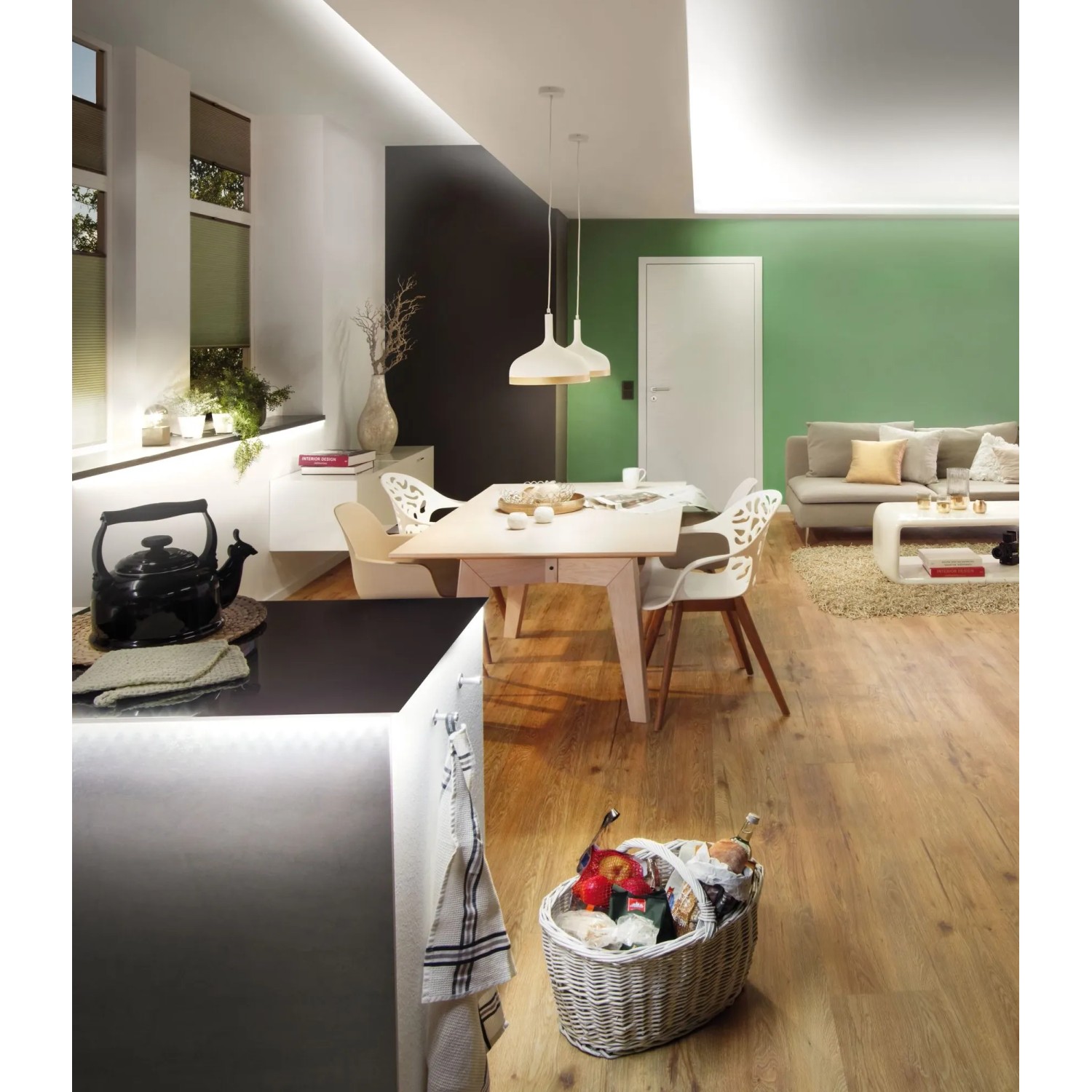 Wohnraum mit Paulmann MaxLED Strip: Warmweiße LED-Beleuchtung unter Küchenschrank und Decke.