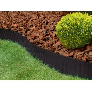 Anthrazit Rasenkante aus PET-Folie (900x20cm) zwischen Rasen und Beet.