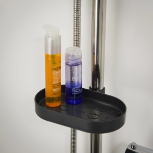 Tiger Multi-Organizer Boston Comfort & Safety mit Shampoo und Duschgel an Duschstange.