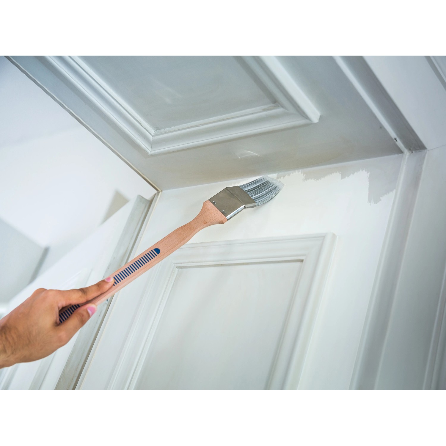 LUX Eckenpinsel 60 mm beim Lackieren einer Tür. Ideal für schwer zugängliche Stellen.