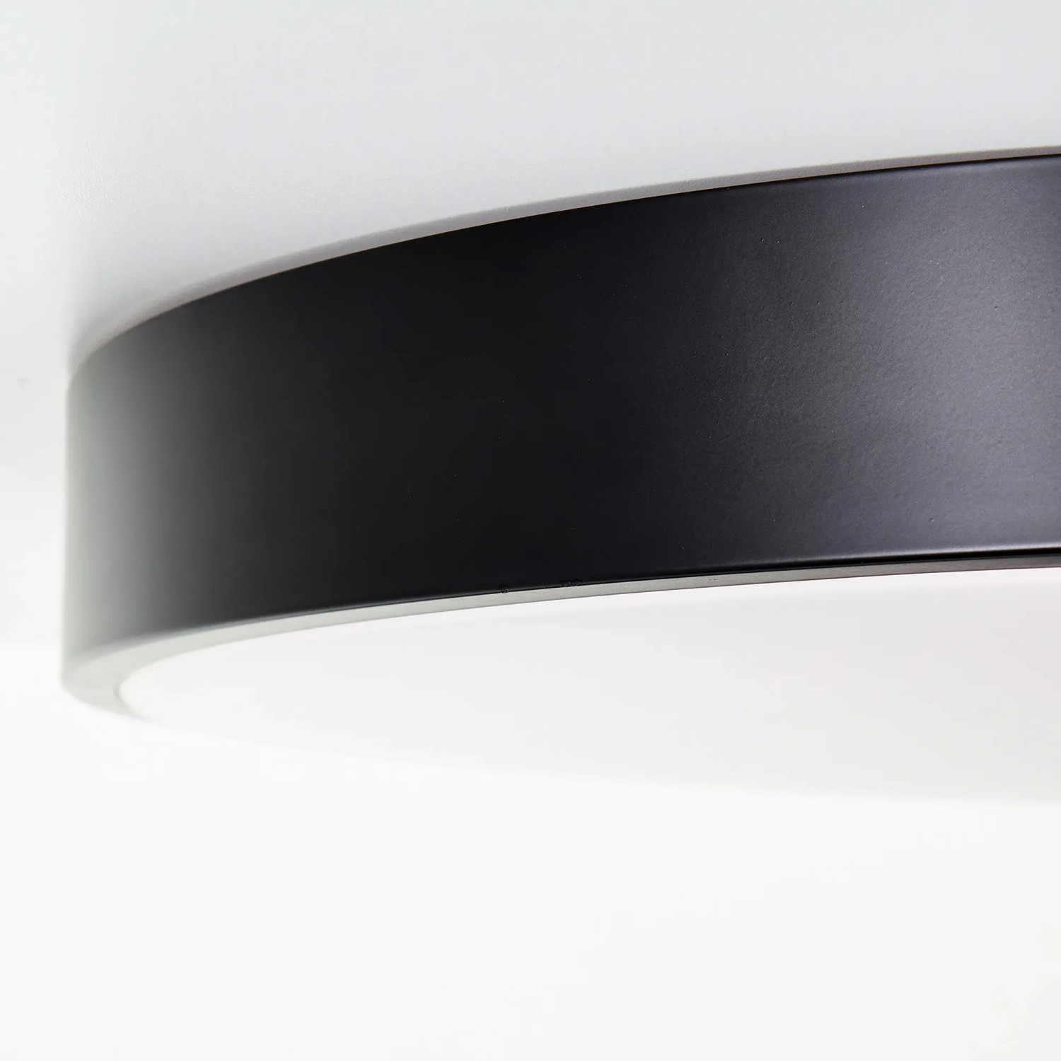 Smarte Deckenleuchte Vadin, schwarz-weiße LED Lampe mit Fernbedienung, Ø 49 cm.