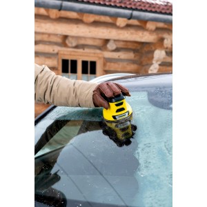 Gelber Kärcher EDI 4 Akku-Eiskratzer im Einsatz auf einer vereisten Autoscheibe.