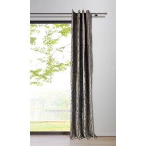 Mydeco Schlaufenschal Stream Taupe, 300x135 cm, vor Fenster mit Ausblick ins Grüne.