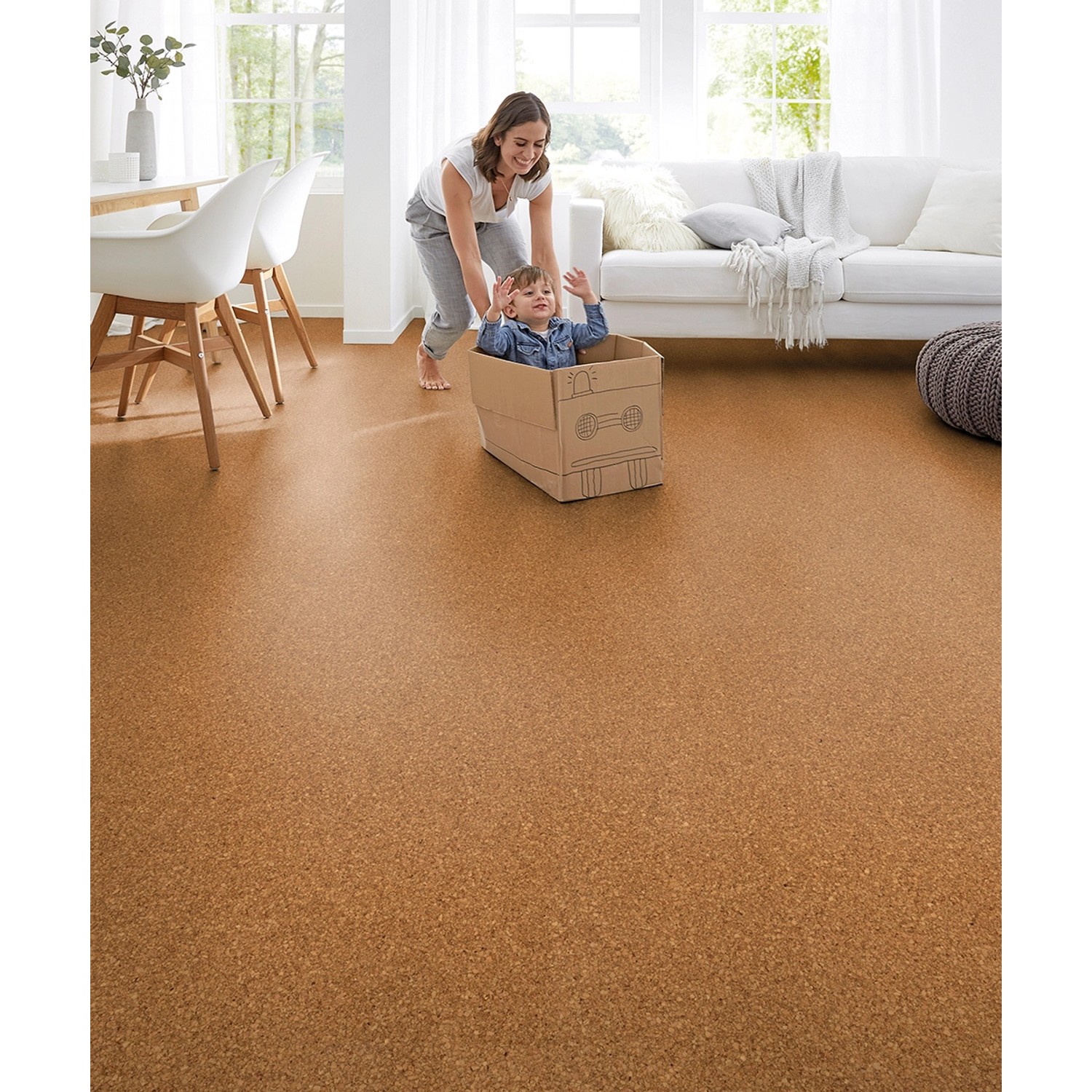 Corklife Korkfertigparkett Beja Natural im Wohnraum mit spielendem Kind in Kiste.