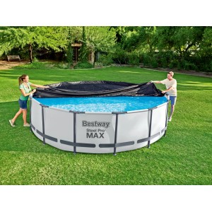 Bestway Flowclear Poolabdeckung, schwarz, Ø 366 cm, wird über einen Pool gezogen.