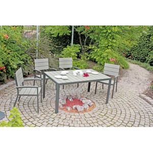 Grauer Garden Pleasure Gartentisch Olivia, rechteckig, 150x90 cm, mit Stühlen im Garten.