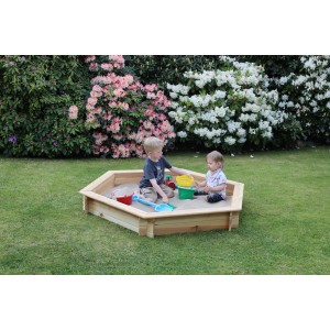 Sechseckiger Sandkasten Fynja aus Holz mit zwei spielenden Kindern und Abdeckplane im Garten.