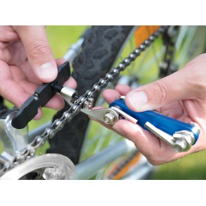 Fahrradkette wird mit Werkzeug aus dem 15-teiligen Fahrradwerkzeug-Set repariert.