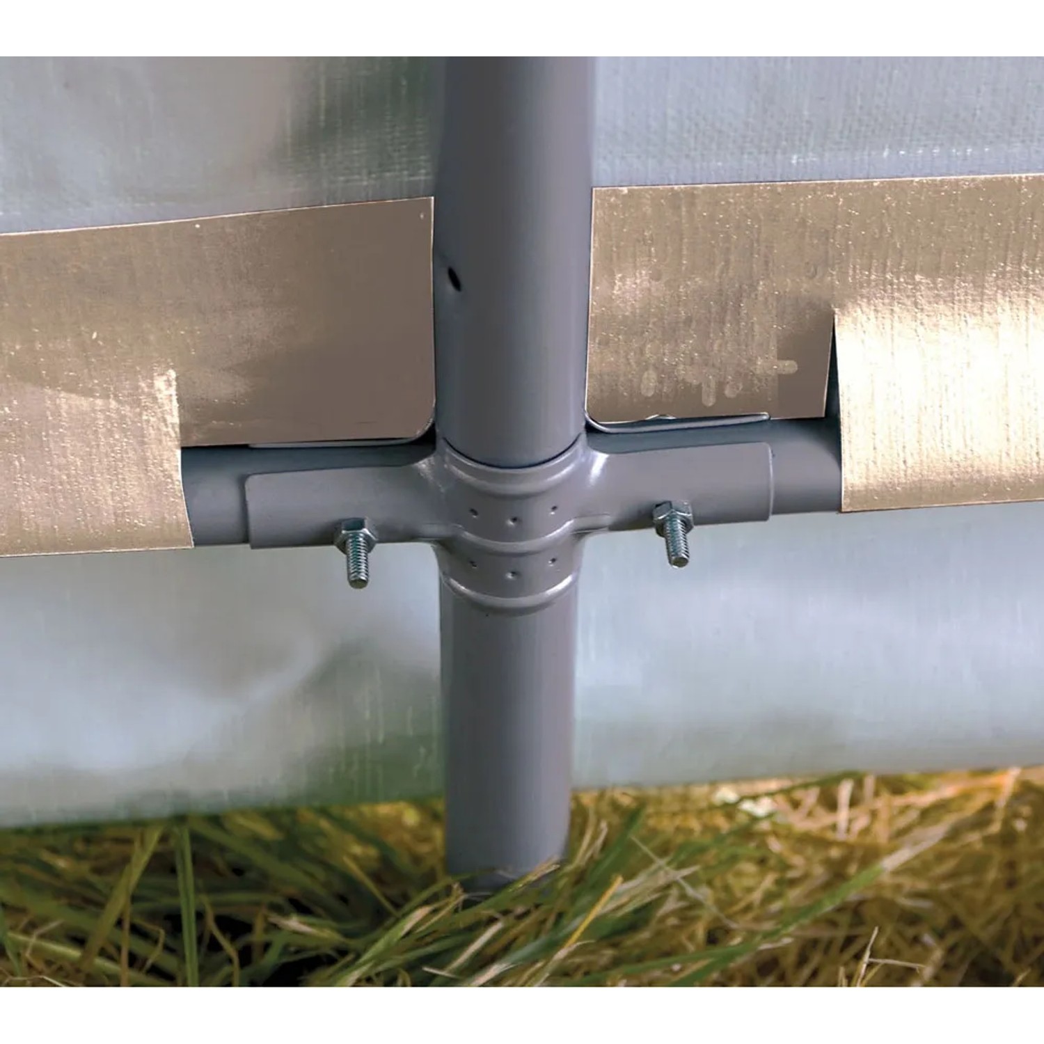 Detailaufnahme des Stahlgestells vom ShelterLogic Foliengewächshaus (240x180 cm).