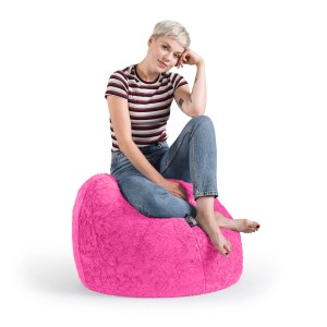 Pinker Sitting Point Sitzsack Fluffy (220 l) mit sitzender Person.