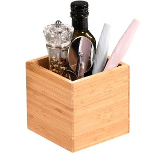 Kesper Utensilienbox aus Bambus (FSC®) mit Küchenutensilien wie Messer, Pfeffermühle und Ölflasche.
