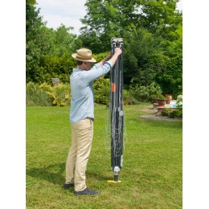 Zusammengeklappte Juwel Wäschespinne Futura Elegant XXL Lift im Garten, bedient von einer Person.