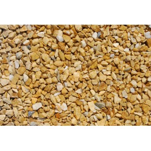 Nahaufnahme von Gold-Ocker Marmorsplitt (8-12 mm) im Big-Bag.